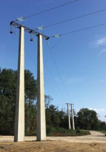 portique installé sur 4 poteaux béton KB de STRADAL. Pose jumelée des quatre pylones. Réhabilitation d'une ligne électrique 63 kV